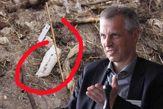 Giftiger Müll: Nach Ansicht von Bürgermeister Mücke besteht beim Fund von asbesthaltigem Material "keine gesundheitliche Gefahr". (Bildmontage Bliefert) 