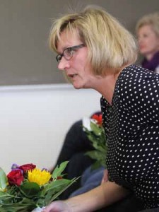 Für die Wahl zur Stellvertretenden Schiedsperson gab es für Beatrix Laudel Blumen. (Foto: mwBild)