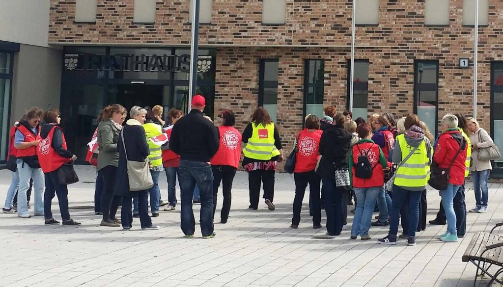 Kita Streik: Erzieher demonstrieren vor dem Rathaus