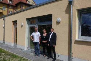 Thomas Kralisch, Projektverantwortlicher der Stadt Wildau, mandy Schäfer, Leiterin der Kita und Bürgermeister Dr. Malich vor dem neuen Anbau der Kita Am Markt. (Foto: K.Lützelberger.)