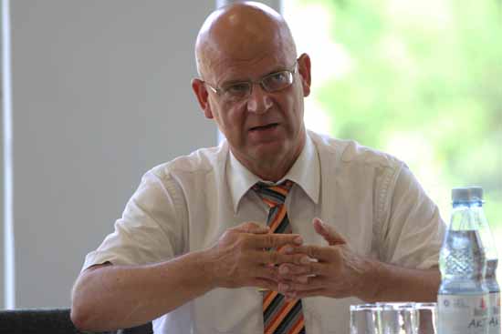 Landrat Loge tadelt Flüchtlings – Abzockerei!