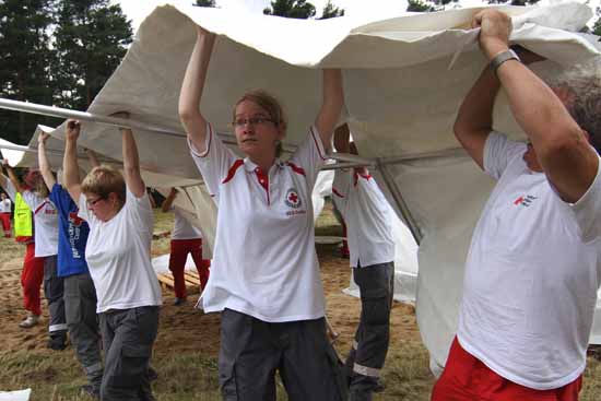 Dutzende freiwillige Helfer bauten heute Zeltem auf. (Foto: Sabrina Rühle)