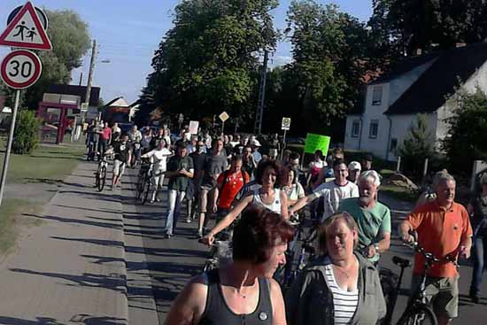 Klartext: Dorfbewohner gehen auf die Straße und fordern mehr Bürgerbeteiligung.