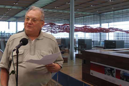 Sorgt Bürgerrechtler Dr. Günter Briese mit seiner Petition für das AUS des Pannenflughafens BER? (Fotomontage: mwBild)