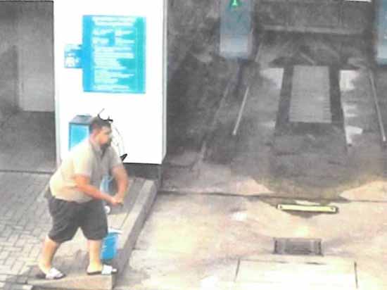 Die Polizei fragt: Tankstelle Waltersdorf – Wer kennt diesen KÖRPERVERLETZER?