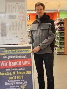 EDEKA Filialleiter Christopher Große und sein Team haben in den nächsten zwei Wochen jede Menge zu tun. Foto: mwBild