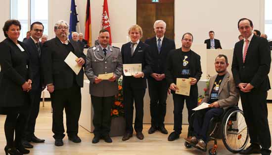 Die Medaille wurde von Landtagspräsidentin Britta Stark (links) und Ingo Senftleben (rechts) verliehen. (Foto: Franziska Rode)