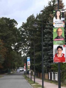 In der Illgenstraße wurden rechtswidrig entfernte Plakate durch die Verwaltung wieder angebracht. (Foto: mwBild)