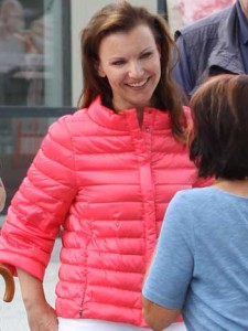 Jana Schimke im Gespräch mit einer Schulzendorferin. (Foto: mwBild)