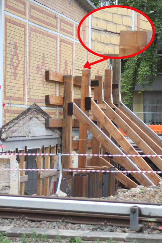 Trotz Stützmaßnahmen konnte das denkmalsgeschützte Gebäude nicht gerettet werden. (Foto:mwBild)
