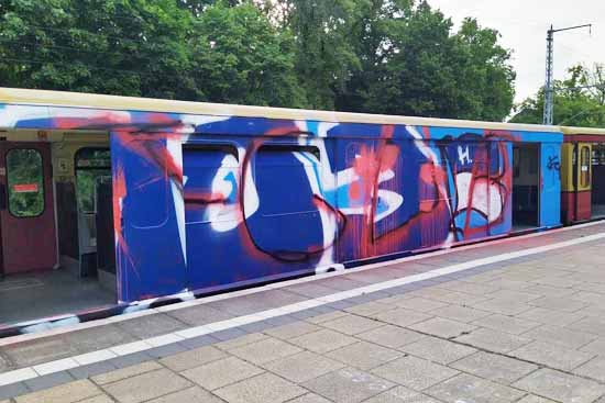 Die Haut, Kleidung von Fahrgästen in diesem Waggon waren von Farbe verschmutzt.