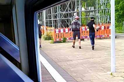 Hier flüchten zwei Farb - Attentäter.