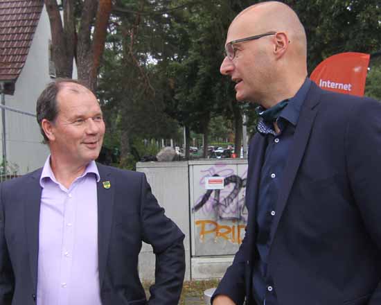 Mit Corona - Abstand: Bürgermeister Jörg Jenoch und DNS - Vertriebsboss Rauer. (Foto:mwBild.de)