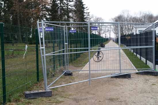 Abenteuerlustige Kinder können durch die Absperrung schlüpfen. Warn- oder Hinweisschilder gibt es nicht. (Foto: si)