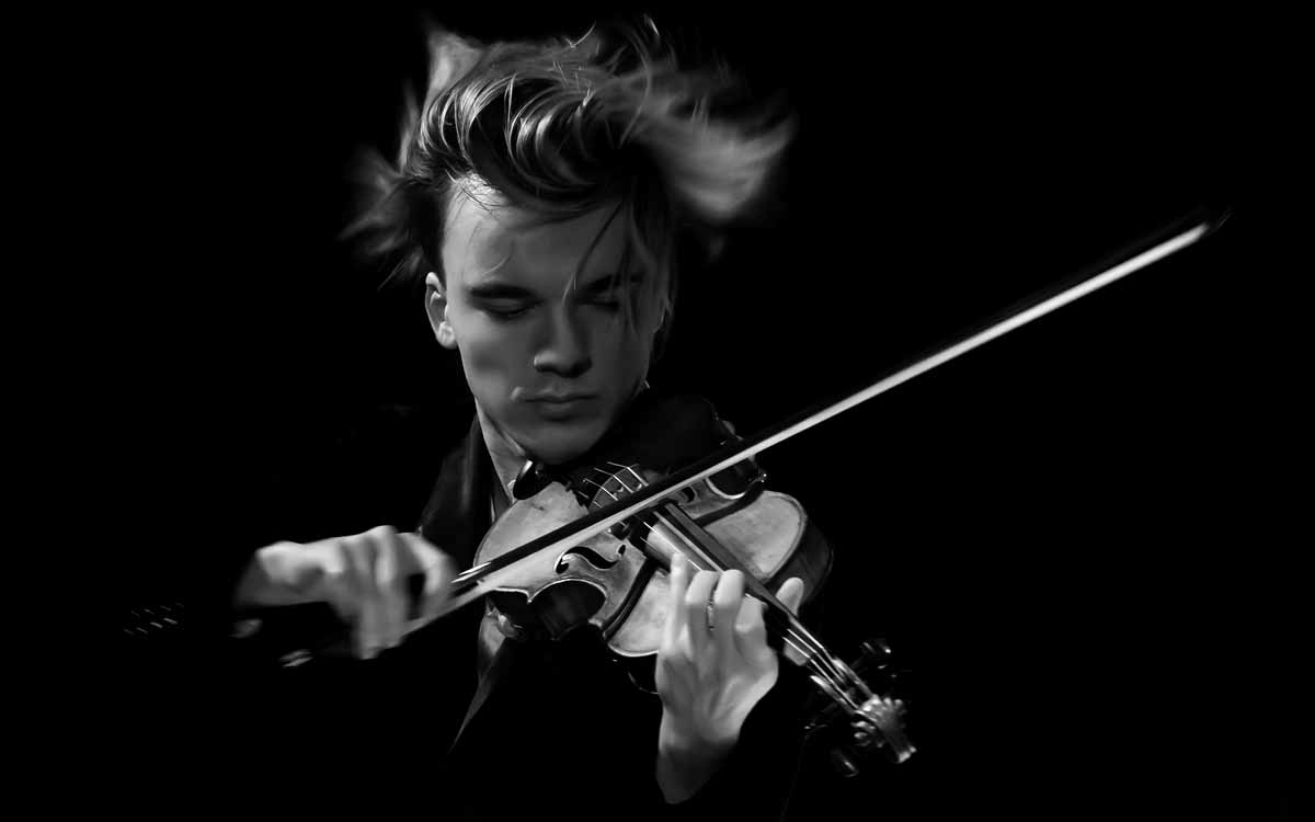 ECHO-Klassik-Preisträger Yury Revich spielt auf seiner Stradivari bei den Schlosskonzerten. Foto: Mike Ives