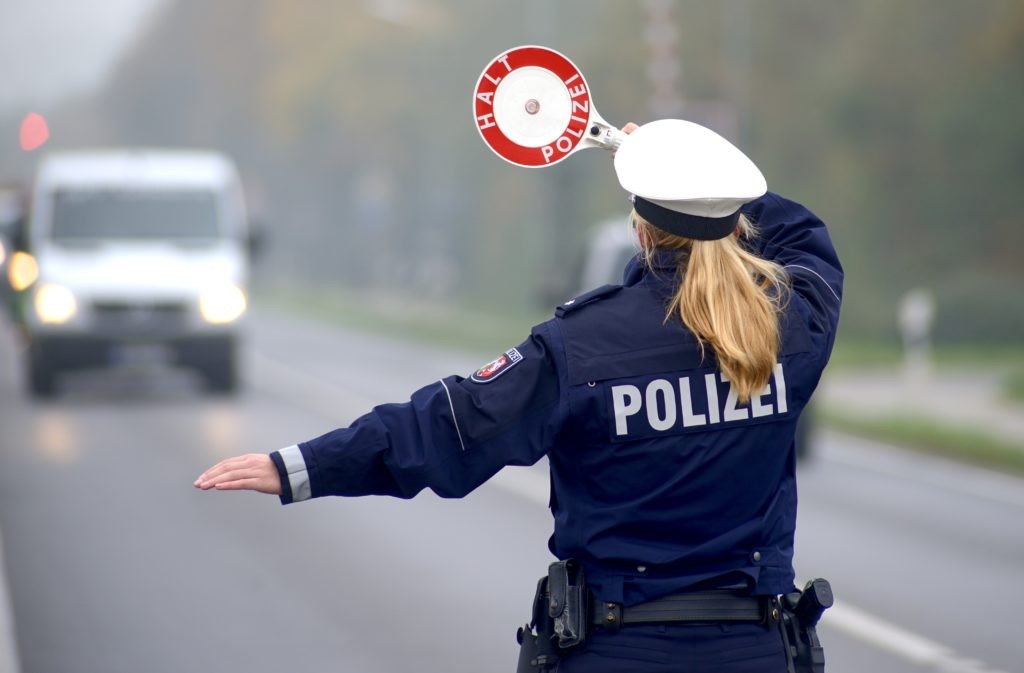 Polizei bei Geschwindigkeitskontrolle