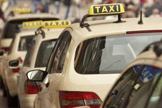 Wegen Knappheit: Mehr Taxis am BER erhalten Ladeberechtigung