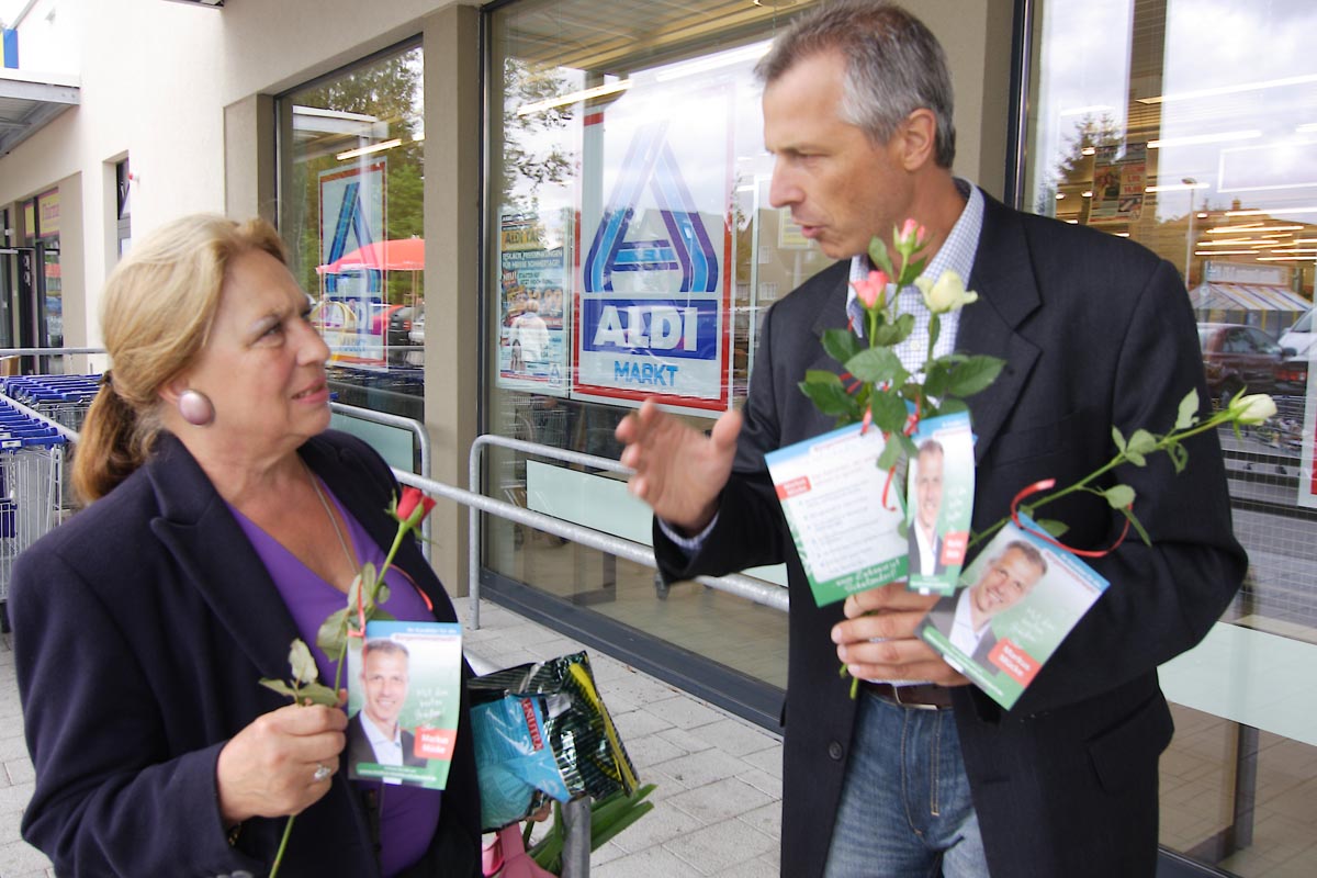 Bürgermeister Wahlkampf 2008: Markus Mücke gibt Wahlverspreche(r)n ab. (Foto: mwBild)