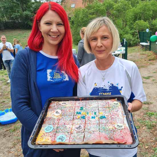 Nina Kattner und Ramona Brühl präsentieren den Jubiläums-Kuchen. (Foto: mwBild)