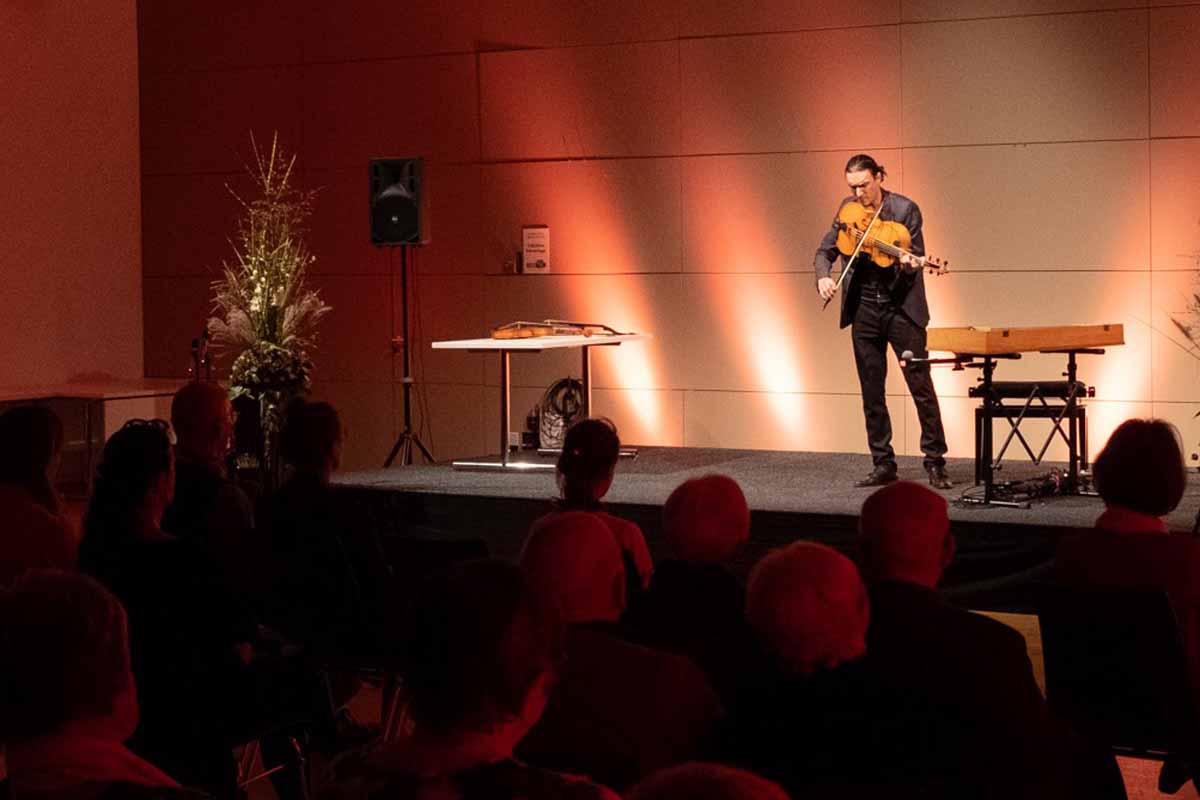 Sergey Malov präsentierte das Violoncello da spalla. Foto: Stefan Günther 