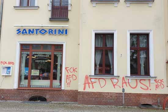 Farbanschlag auf die Gaststätte Sanotini in Eichwalde.