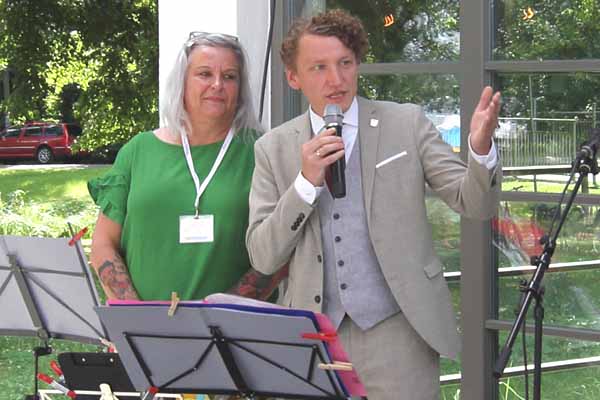 Kerstin Henn, Vorstandsvorsitzende vom Hospiz Förderverein und Bürgermeister Martens (Foto: mwBild)