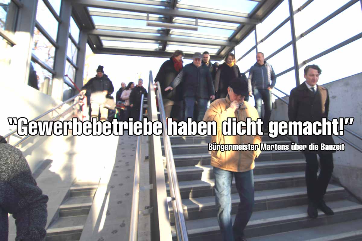 Bürger, darunter Senioren, Kinder können nach mehr als sechs Jahren endlich wieder auf kurzem Weg auf die ander Seite des Zentrums. (Foto: mwBild)