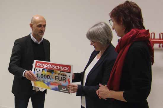 Andrè Boden übergibt den 1.000 Euro Check an Schuldirektorin Schleiferin und Hortchefin Neumann (Foto: mwBild)