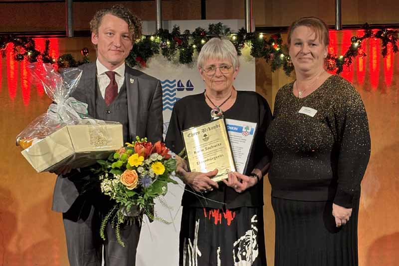 Karin Sachwitz (mi), Zeuthens frisch gebackene Ehrenbürgerin. Gemeinderatschefin Nadine Selch (CDU) und Bürgermeister Philipp Martens. (Foto: Mende/Gemeinde Zeuthen)