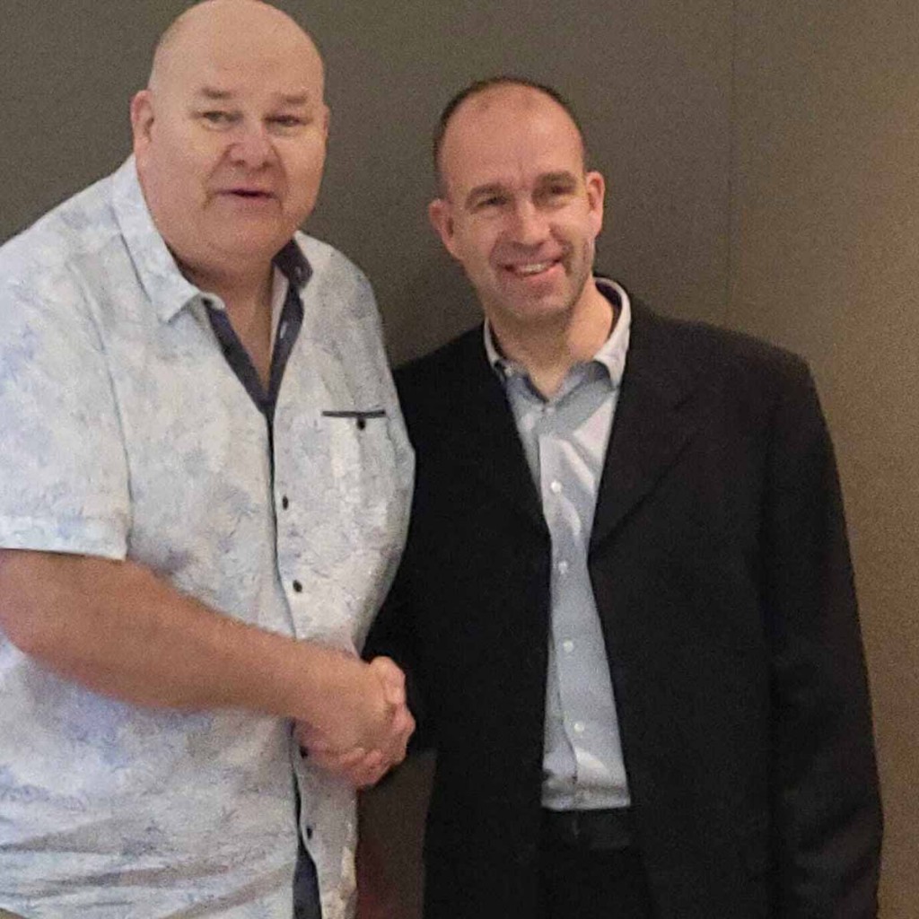 Nach Vereidigung: Der Chef des Gemeinderates, Guido Thieke, wünscht Markus Witteck das Allerbeste.