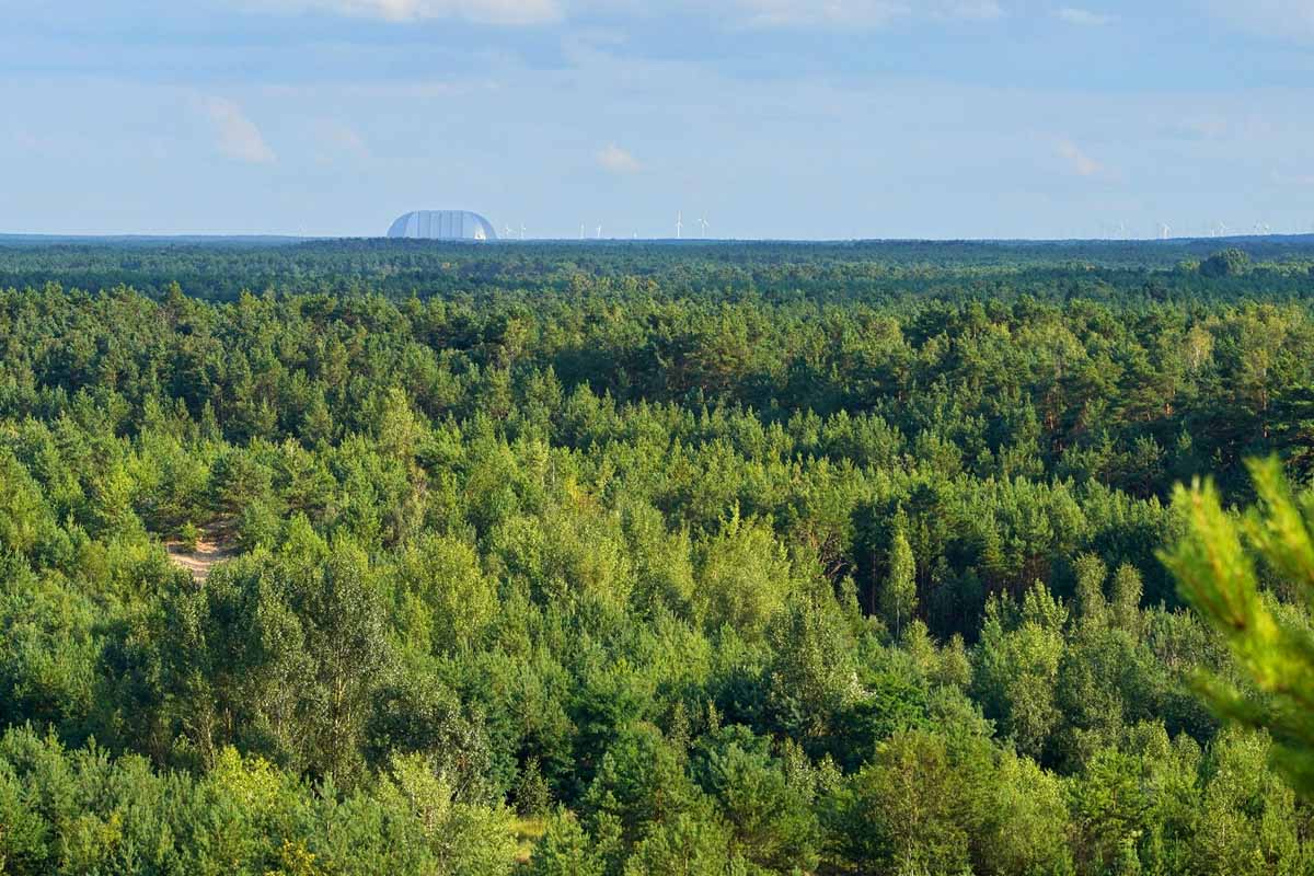 Blick vom Peetzer Hügel auf das LSG, im Hintergrund:Tropical Iland. Dort soll ein Windpark entstehen. Foto: Wolfgang Purann