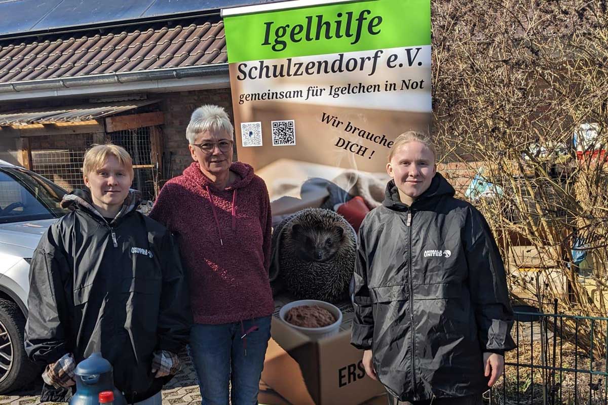 v.l.: Lian Hoffmann (ANIMALS UNITED e.V.), Ilona (Igelhilfe Schulzendorf), Lynn Hoffmann (ANIMALS UNITED e.V. Foto: Lynn Hoffmann