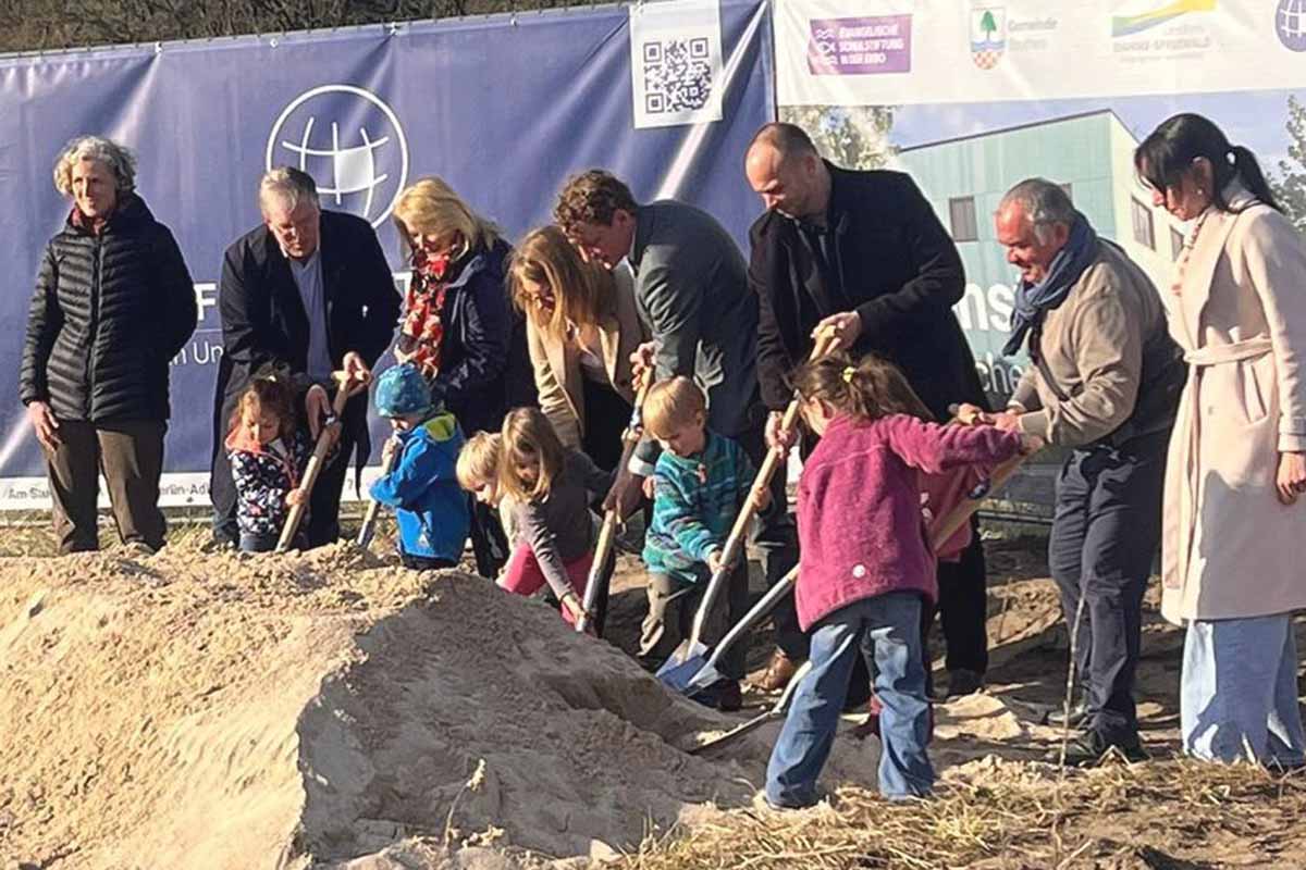 Künftige Schüler beim Spatenstich mit den Projektverantwortlichen. (Foto:WJ)