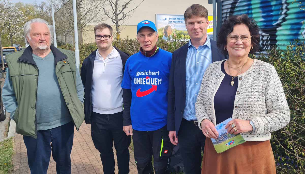 AfD Fraktionschef Klaus Schmidt (1.v.l.), Frank Metellker (2.v.l.), Bundestagsabgeordneter Steffen Kotré (2.v.re.) Brigittte Doberstein-Güßmann(re.)
