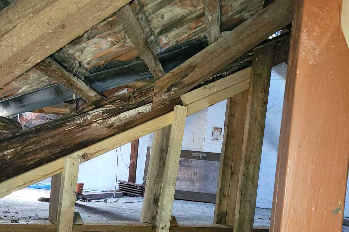 Dieser Schaden am Dachstuhl ist nicht über Nacht auf die Gemeinde eingestürzt. Eine Notreparatur wurde nötig.