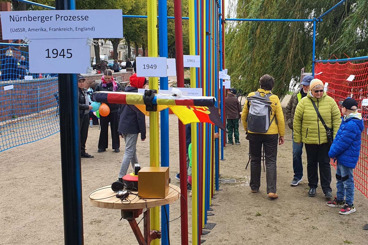 Deutsche Einheit – Dialog für Demokratie, Erinnerung und Zukunft vor dem Zeuthener Rathaus vom 19. bis 25. Mai. (Foto: Düvell)).
