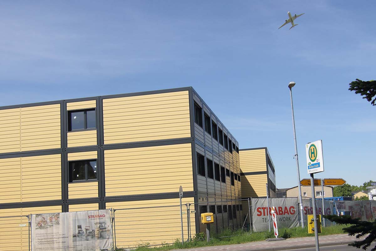 Die Schule liegt in der gefährlichen Ultrafeinstaub Wolke des Flughafens BER. (Foto: mwBild)