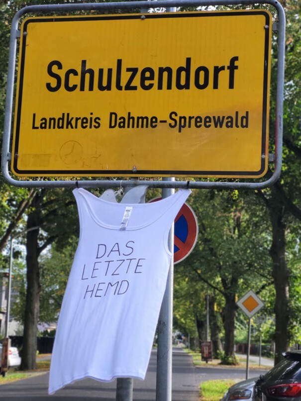 „Das letzte Hemd“ hängt an Schulzendorfs Ortseingängen!