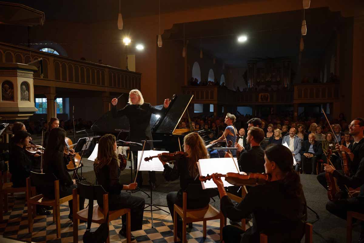 Gerlint Böttcher und die Kammersymphonie Berlin in der Kreuzkirche. (Foto: Peter Adamik)