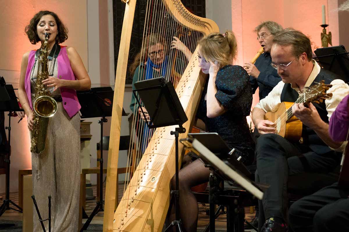 : Barock trifft Pop: Die lautten compagney Berlin und Saxophonistin Asya Fateyeva beim Abschlusskonzert der Schlosskonzerte in der Kreuzkirche. 
Foto: René Staebler. Bildnachweis: Schlosskonzerte Königs Wusterhausen.