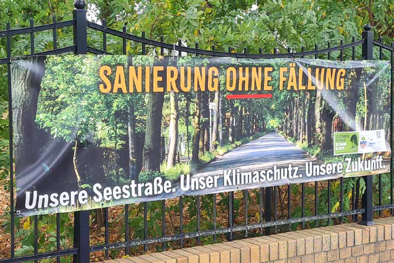 Banner des NABU und der Bürgerinitiative pro Baum mit einem Wappen, das dem der Gemeinde Zeuthen nahezu identisch ist. (Foto: mwBild)